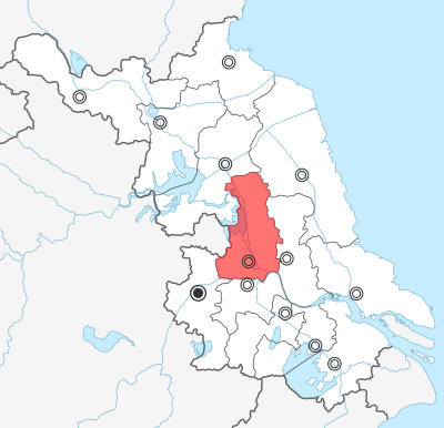 Which provincial capital is bordered by Yangzhou?