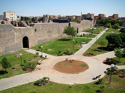 What is the name of the main airport in Diyarbakır?