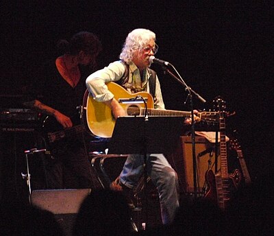 What is the full name of the American folk singer known as Arlo Guthrie?