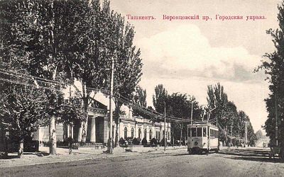 Which famous Uzbek poet and statesman was born in Tashkent?