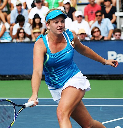 In what year did Vandeweghe reach her career-high singles ranking?