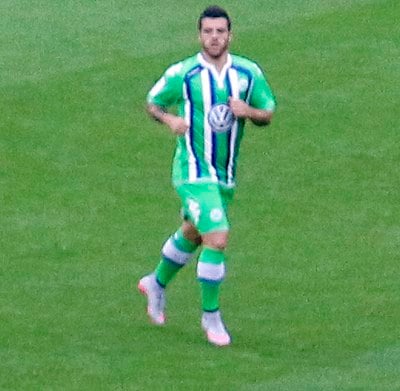 Which foot is Vieirinha known for using?