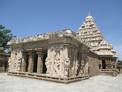 Which Hindu monastic institution is headquartered in Kanchipuram?