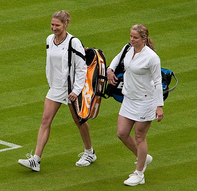 In what year did Kim Clijsters retire from tennis for the first time?