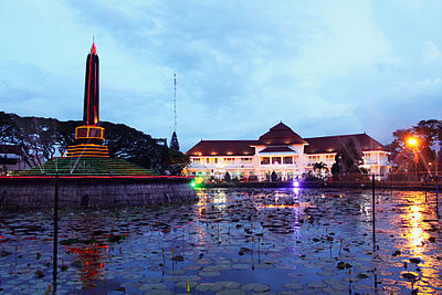 What is the main industry in Malang?