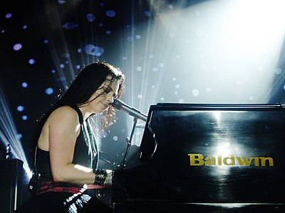 On which Evanescence song did Amy Lee first showcase her harp-playing skills?