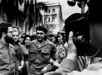 Which camera did Alberto Korda use to capture the iconic "Guerrillero Heroico"?