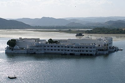 What is the name of the range that surrounds Udaipur?