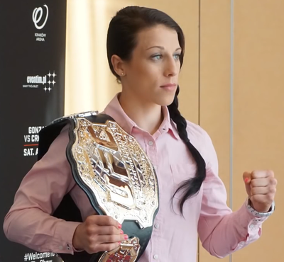 Joanna successfully defended her UFC strawweight title for the first time against who?