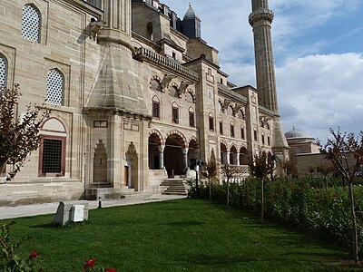 Which famous architect designed the Selimiye Mosque in Edirne?
