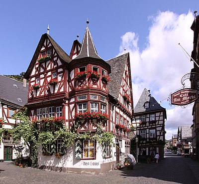 Is Stahleck Castle located below the town of Bacharach?