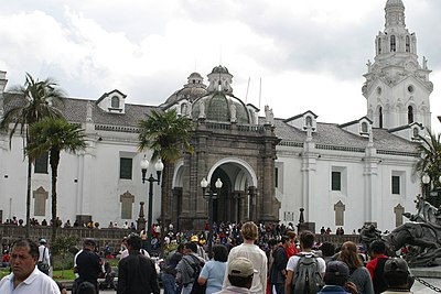 Which province is Quito the capital of?
