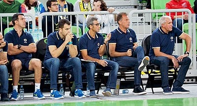 Who is the current head coach of Fenerbahçe S.K. (basketball)?