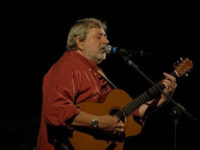 What language is predominantly used in Guccini's songs?