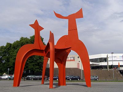 What sources powered Alexander Calder's kinetic sculptures?