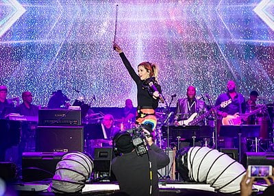 How many singles had Lindsey Stirling sold worldwide by August 2014?