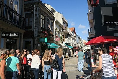 What is the traditional shopping street in Póvoa de Varzim?
