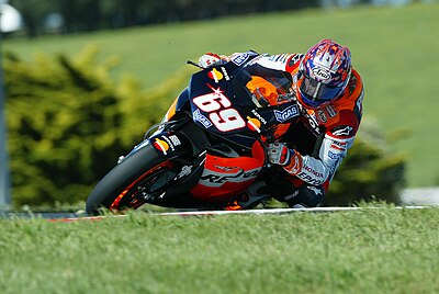 In which class did Nicky Hayden start his road racing career?