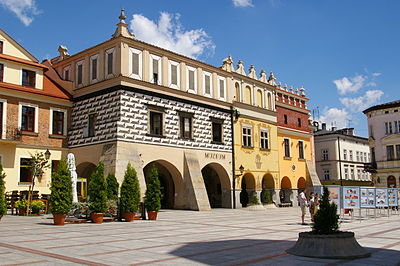 Which phrase best describes Tarnów's architecture?