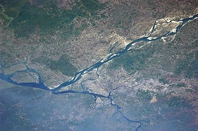 Which river does not flow through Dhaka?