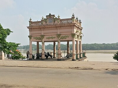 What is the governing body of Chandannagar?