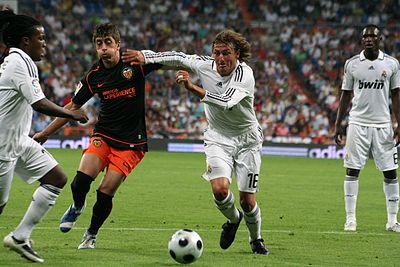 Which position did Heinze play when not a centre-back?