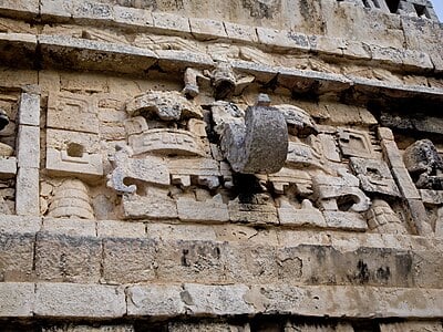 What is the name of the large sinkhole near Chichen Itza?