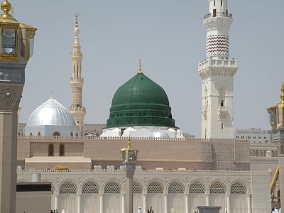 Which two tribes controlled Medina before Prophet Muhammad's arrival?