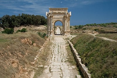 Who invaded Leptis Magna in around 647?