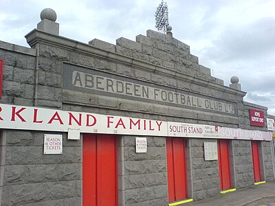 What are the primary colors of Aberdeen F.C.'s kit?