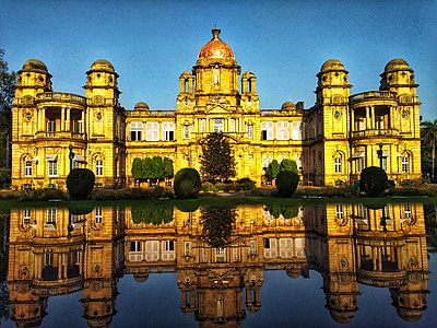 What famous palace is located in Vadodara?