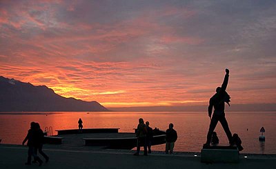 Which famous comedian has a statue in Montreux?