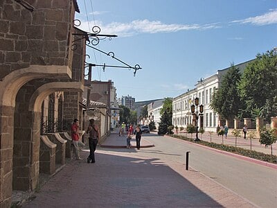What is the official language spoken in Feodosia?