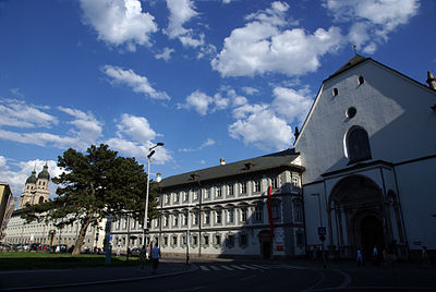 Which university is located in Innsbruck?