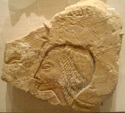 What was Nefertiti's relationship to Pharaoh Akhenaten?
