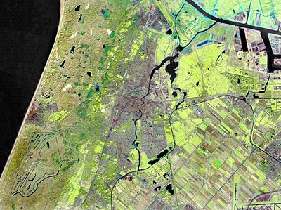 Which percentage of the area occupied by Haarlem is covered by water?