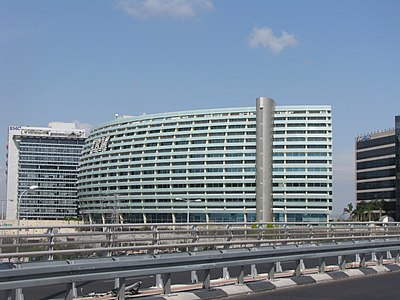 What is the name of the main hospital in Petah Tikva?