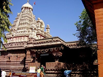 Which popular temple dedicated to Lord Shiva is located near Aurangabad?