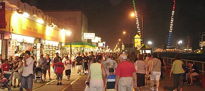 How much can Wildwood's population swell to during the summer?