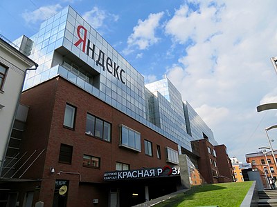 Which search engine is Yandex's main competitor in Russia?
