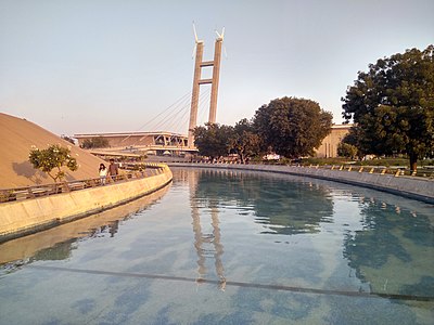 What is the layout of Gandhinagar based on?