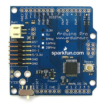 Which programming languages can be used to program Arduino microcontrollers?