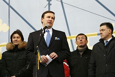 Who was the long-time incumbent senator Chris Murphy succeeded?
