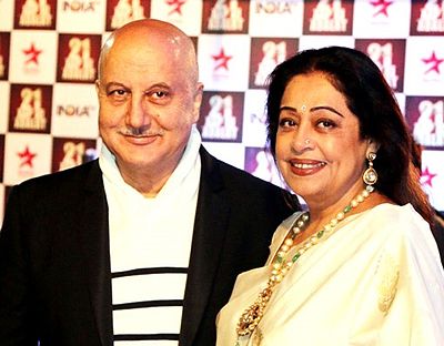 Anupam Kher starred alongside Shah Rukh Khan in which comedic role winning film from 1995?