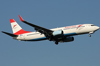 Which aircraft did Austrian Airlines lease for its first scheduled service in 1958?