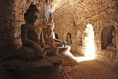 What is the primary language spoken in Mrauk U?