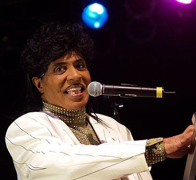 Which institution inducted Little Richard into its first group of inductees in 1986?
