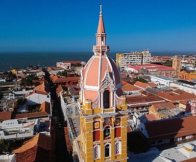 What type of coastline does Cartagena, Colombia have?