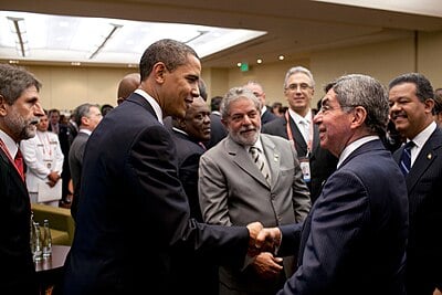 What is Óscar Arias's role in Economists for Peace and Security?