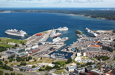 What is the main industry of Tallinn?